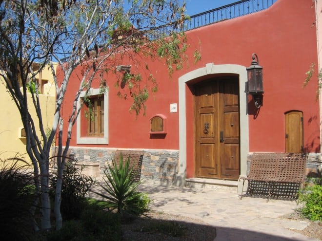 A courtyard and home in Loreto Ba