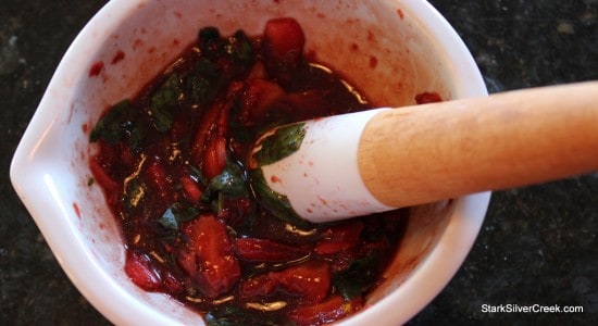 artichoke-crab-strawberry-vinegrette-salad-9