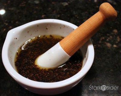 Maceration of the lavender flowers with mortar and pestle. I use jojoba oil. Maceration of the lavender flowers with mortar and pestle. I use jojoba oil.